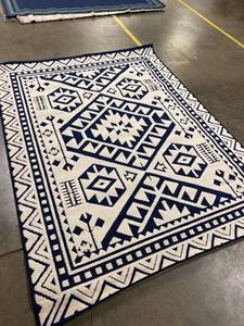 lot 56955 image: White Navy Pattern 5 x 7 Area Rug
