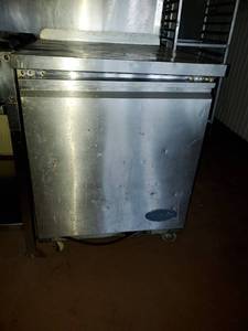 lot 22030 image: Entree Refrigerator UR27
