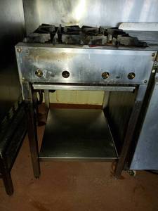 lot 22032 image: 4 Burner Gas Grill