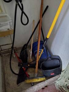 lot 22054 image: Brooms, Mops, Dust Pans