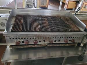 lot 22070 image: 6 Burner Grill