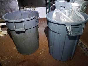 lot 22131 image: (2) Trash Cans