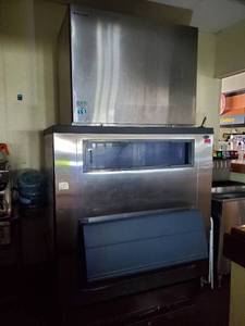 lot 22170 image: Hoshizaki Ice Machine With Bin