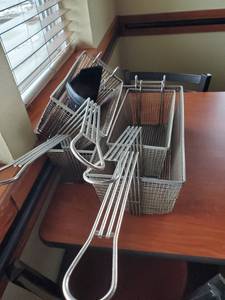 lot 22202 image: (4) Fryer Baskets