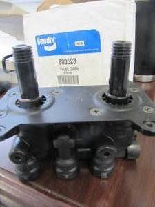 lot 1674 image: NEW MV3 Dash Valve for Peterbilt Bendix 800523