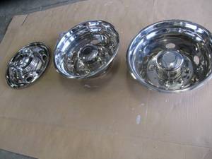 lot 1633 image: Chrome Hub Cap Covers 20  F450-F750