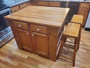 lot 32 image: Center Wooden Island with Lower Storage and Side Shelves with 2 Bar Stools.
