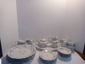 lot 2524 image: Beautiful 28 Piece Lot Of Johann Haviland China