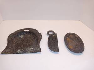 lot 2539 image: 3 Piece Lot A Breadcrumb Scraper And Catcher