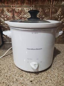 lot 3003 image: Hamilton Beach White Slow Cooker.