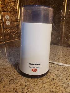 lot 3009 image: Black and Dexker Small Coffe Grinder. Smart Grind