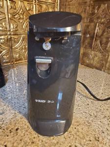 lot 3010 image: Black and Decker Electric Can Opener