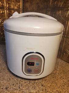 lot 3011 image: Electric Aroma Rice Cooker.