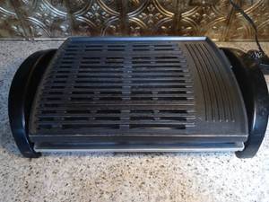 lot 3017 image: Electric Hamilton Beach Iron Grill Top Skillet.