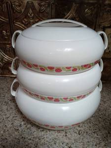 lot 3018 image: LOt of 3 Stackable Temperature Sustainable Containers with Floral Design