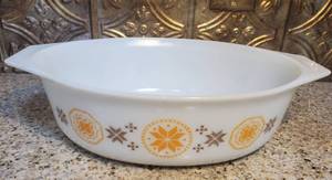 lot 3022 image: Pyrex 045 2.5 QT Casserole Dish
