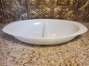 lot 3026 image: Pyrex 1.5 QT Split Sided Dish