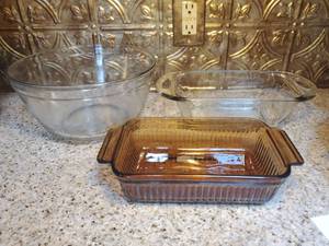 lot 3027 image: Lot of 3 Anchor Hocking Dishes. 4QT Mixing Bowl .1Qt Bown Casserole Dish. 1.5L Casserale Clear Dish
