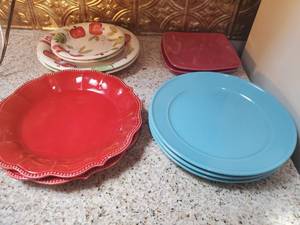 lot 3043 image: Lot of 4 Different Design Of Plates. Apple Design and More