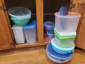 lot 3044 image: Lot of Miscellaneous Tupperware Canister and Containers