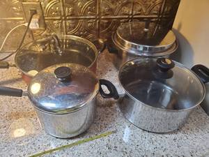 lot 3045 image: Lot of 4 Cooking Pots and Pans