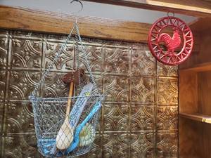 lot 3047 image: Lot of Kitchen Decor. 1 Rooster Trinket. Hanging Netal Basket . and More