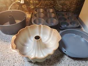 lot 3048 image: Lot of Baking Pans
