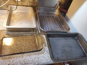 lot 3052 image: Lot of 4 Oven Dishes . 1 Glass Hocking and 1 Pizza Spatula