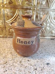 lot 3054 image: Small Stoneware Honey Dish With Wooden Honey Spoon