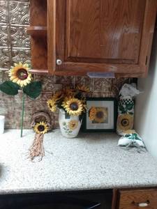 lot 3065 image: Lot of Sunflower Home Decor