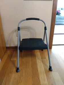 lot 3074 image: Cosco Steel Step Stool, 1 Step