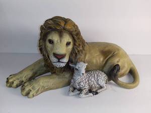 lot 2726 image: The Lion And The Lamb Home Decor Figurine