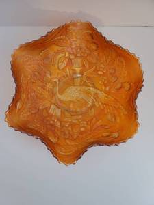 lot 252 image: Fenton PEACOCK & URN Lovely Marigold Carnival Glass Ruffled Bowl