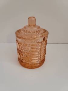 lot 259 image: Vintage Pink Windsor Pattern Depression Glass Covered Sugar Jam Dish with Lid