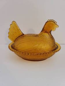 lot 262 image: Vintage Indiana Glass Amber Gold Hen Chicken On Nest Candy Bowl Dish Depression
