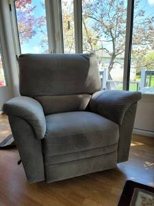 lot 14 image: Microfiber Lazy boy Rocking Recliner