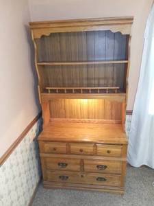lot 450 image: Vintage Broyhill 3 Drawer Chest With Lighted Bookshelf
