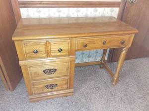 lot 451 image: Vintage Broyhill 4 Drawer Desk