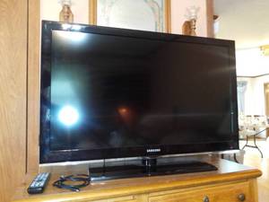 lot 453 image: Samsung 40 Inch TV Model LN40C530
