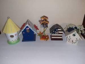 lot 2543 image: Lot of 4 Decorative Bird Houses