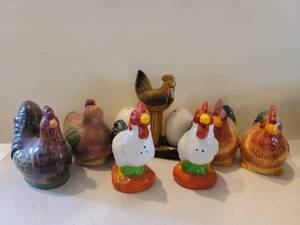 lot 2600 image: Lot of 4 Rooster Theme Salt & Pepper Shakers