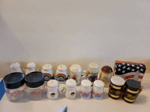 lot 2603 image: Lot of 7 Traveling Suvinor Salt & Pepper Shakers