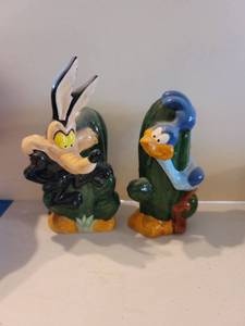 lot 2604 image: Road Runner and Wile-E Coyote SALT & PEPPER