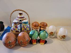 lot 2606 image: Lot of 5 Southwest Salt & Pepper Shakers