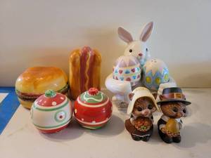 lot 2608 image: Lot of Salt & Pepper Shakers