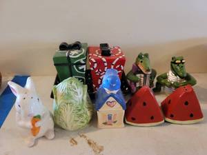 lot 2609 image: Lot of Salt & Pepper Shakers