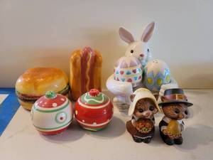 lot 2610 image: Lot of Salt & Pepper Shakers