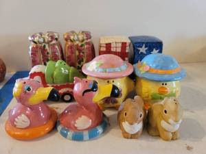 lot 2611 image: Lot of Salt & Pepper Shakers