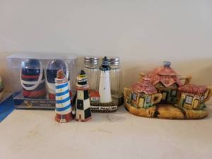 lot 2612 image: Lot of Salt & Pepper Shakers
