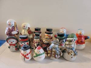 lot 2613 image: Lot of Salt & Pepper Shakers